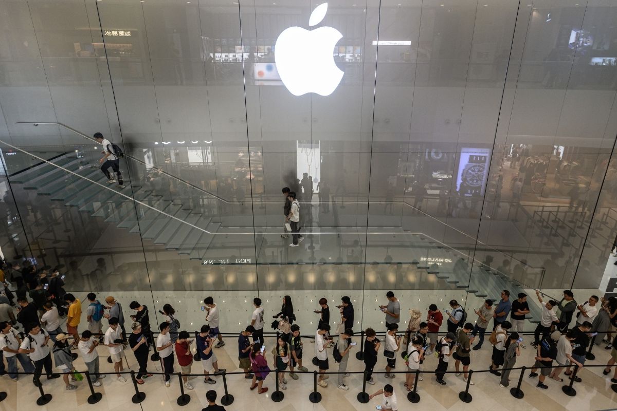 Çin'de satışa başlayan Apple'ın iPhone 17 lansmanında yüzlerce kişi sırada bekledi