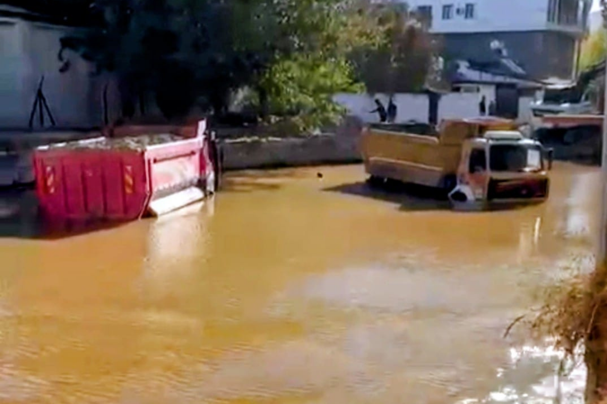 Muğla'nın Milas ilçesinde içme suyu şebekesindeki patlak bölgeyi adeta göle çevirdi