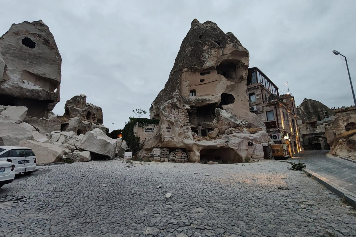 Göreme’de bir peribacası iklimsel etkilerle hasar aldı