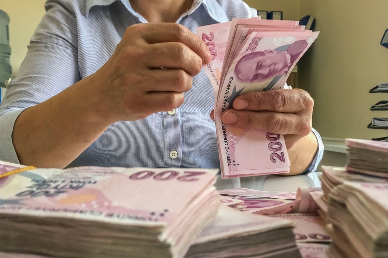 Maaş haczine düzenleme: Asgari ücrete en fazla yüzde 10 haciz uygulanabilecek