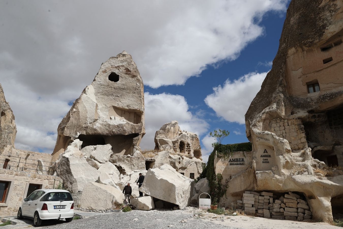 Nevşehir'de peribacasının bir bölümünde gece saatlerinde çökme meydana geldi