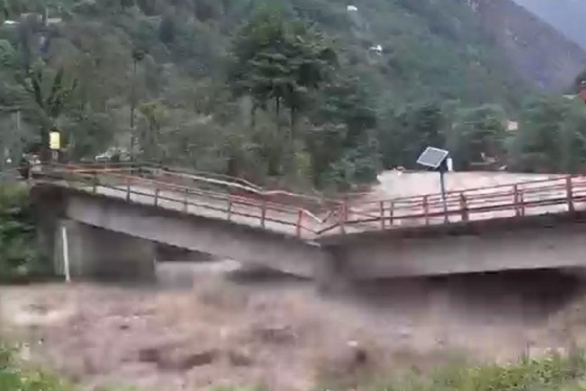 Rize'de sağanak yağış hayatı olumsuz etkiliyor