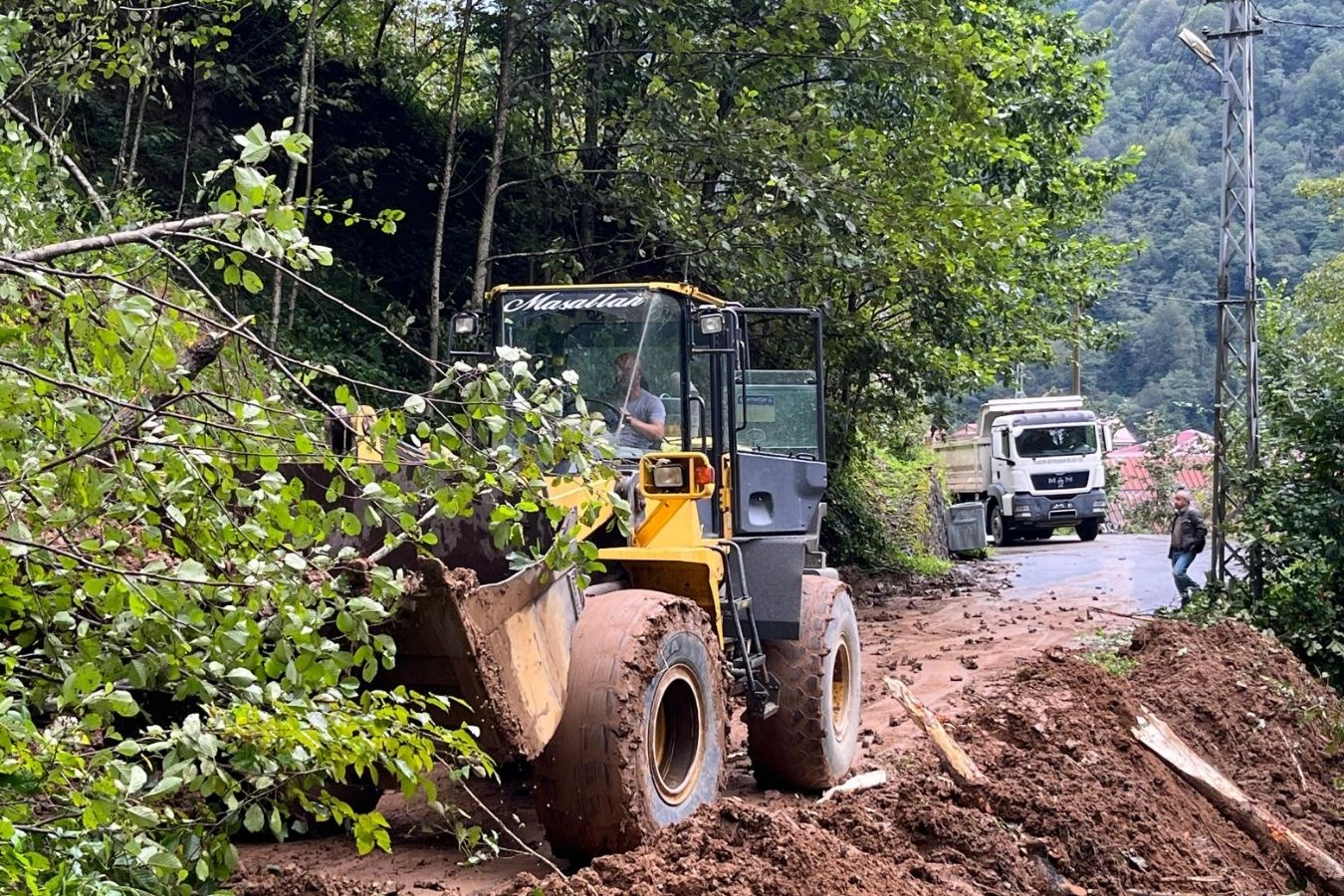 Trabzon'da etkili yağış nedeniyle dört ilçede heyelan ve su taşkınları yaşandı