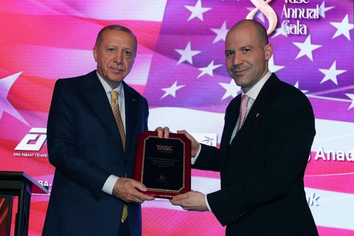 Cumhurbaşkanı Erdoğan, Türk-Amerikan Ulusal Yönlendirme Komitesi'nin yemeğine katıldı, Haydar Çolakoğlu'na teşekkür plaketi verdi