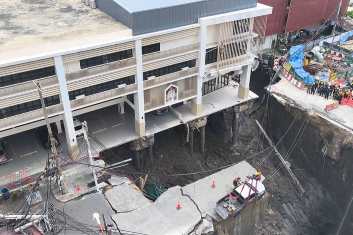 Tayland'ın başkenti Bangkok'ta yolun çökmesi sonucu 50 metre derinliğinde çukur oluştu