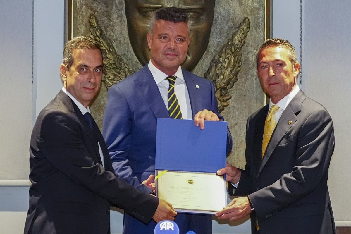 Fenerbahçe'nin yeni başkanı Sadettin Saran mazbatasını Ali Koç'tan aldı