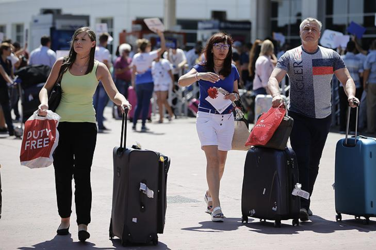 Pasaportunda Türkiye giriş-çıkış damgası bulunan bir Rus turistin Çin'e girişine izin verilmediği iddia edildi