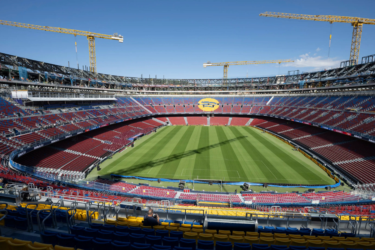 Barcelona, inşaatı neredeyse biten Camp Nou stadını dünya basınına gezdirdi