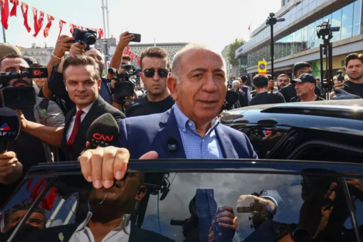 CHP, Gürsel Tekin ve Barış Yarkadaş dahil 6 ismi partiden ihraç etti