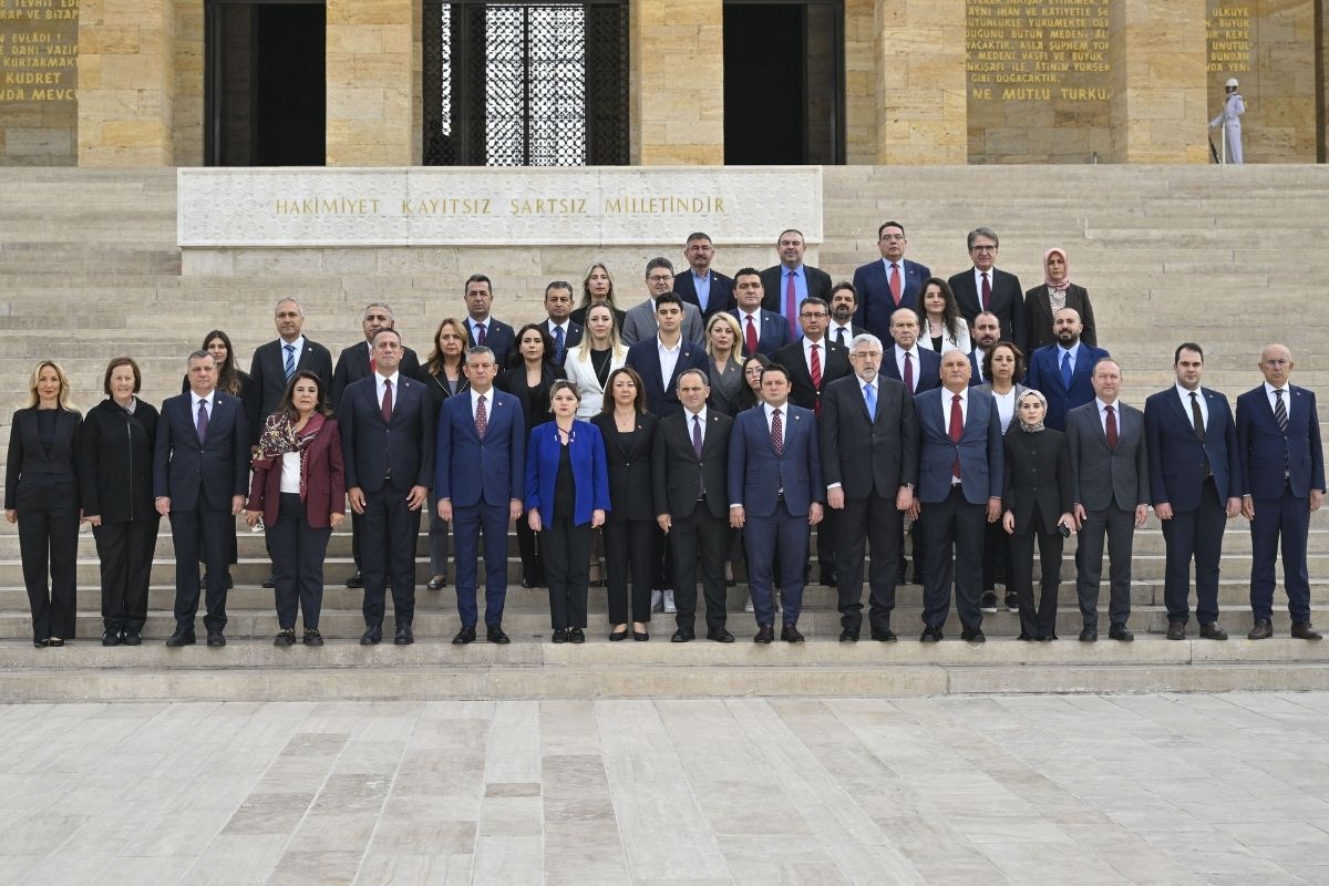 CHP lideri Özgür Özel, yeni PM ve YDK üyeleriyle birlikte Anıtkabir'e ziyarette bulundu