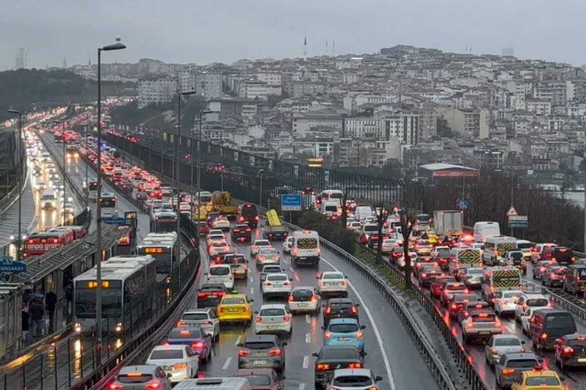 Yağmur yağdı, İstanbul'da trafik kilitlendi