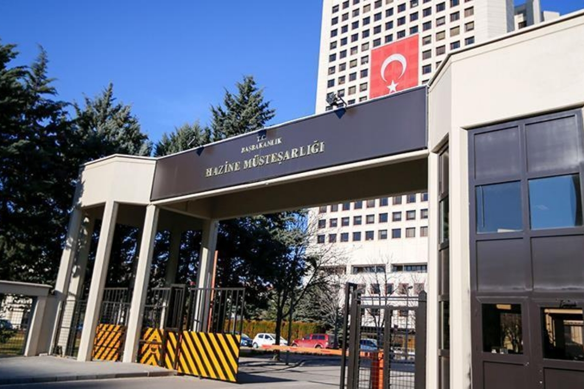 Maliye Bakanlığı, yurt dışından vergisiz getirilen Ferrari ve diğer lüks araçları 'T' plakayla kullanan şirketleri mercek altına aldı
