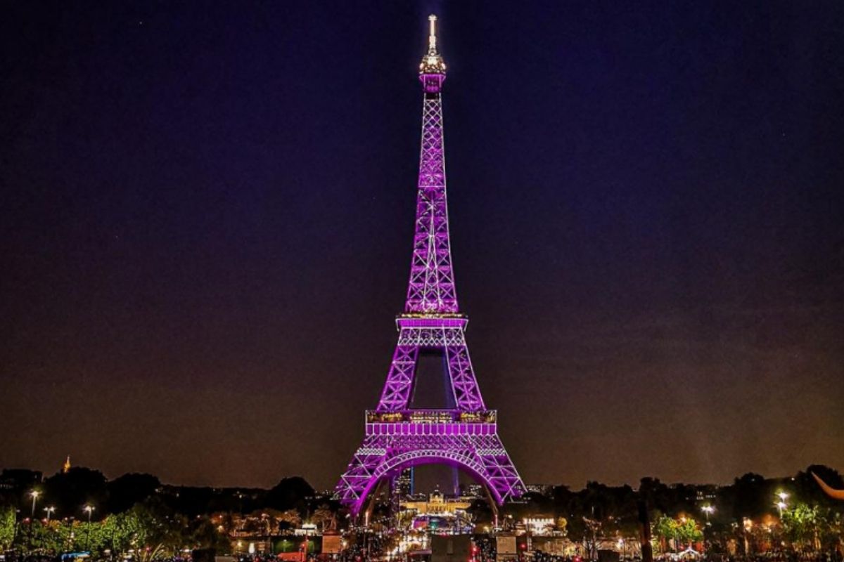 Paris’te 'Pembe Ekim' kapsamında Eyfel Kulesi pembe ışıklarla aydınlatıldı
