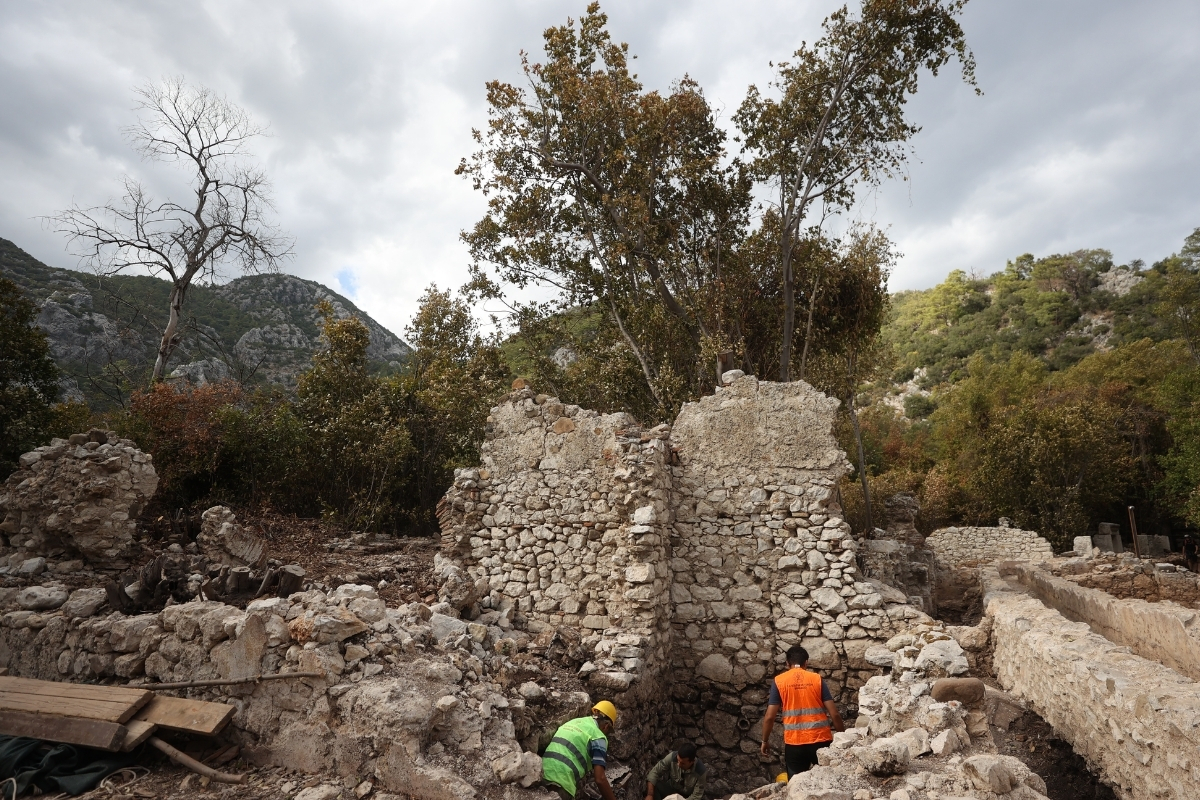 Olympos Antik Kenti’nde Bizans dönemine ait piskopos konutunun 200 metrekarelik hamamı gün yüzüne çıkarıldı
