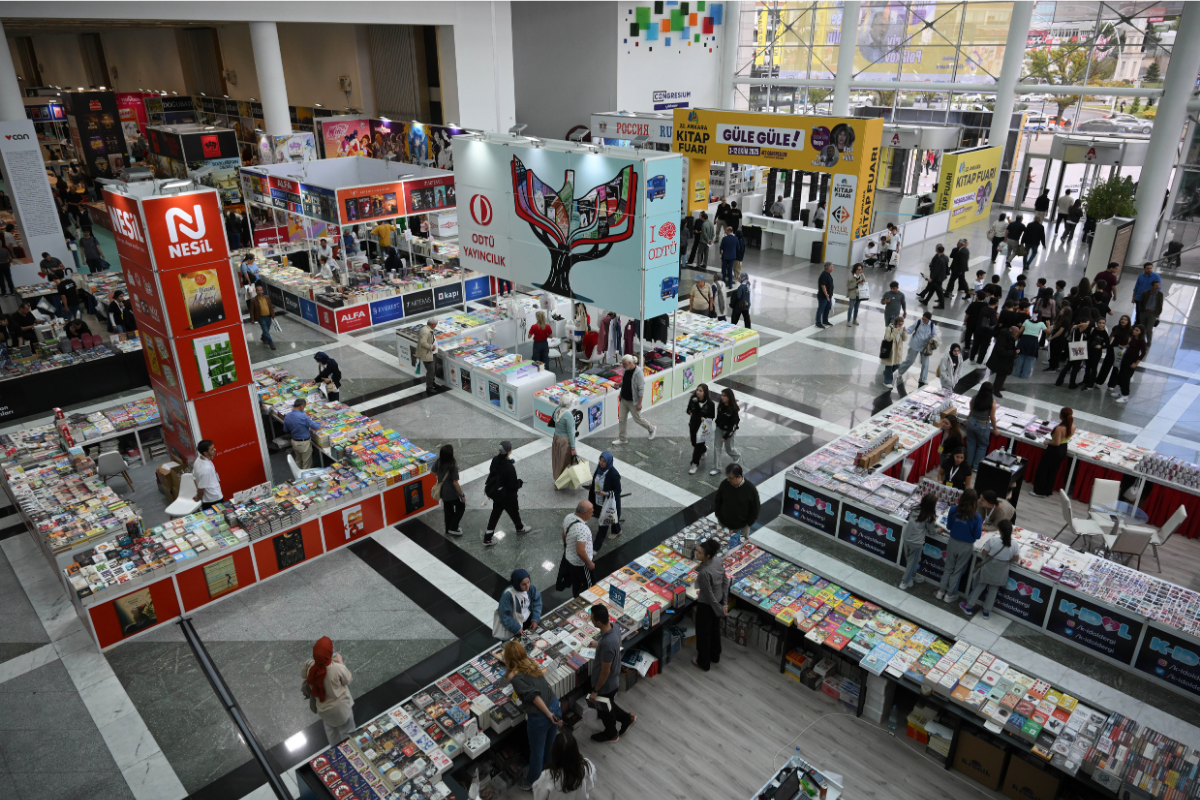 Bu yıl 22. kez gerçekleşen Ankara Kitap Fuarı kapılarını ziyaretçilerine açtı