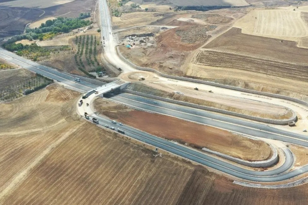 Kırşehir Kaman’da 3 kara yolu projesi tamamlandı: 2,7 milyar liralık yatırım ulaşımı hızlandıracak
