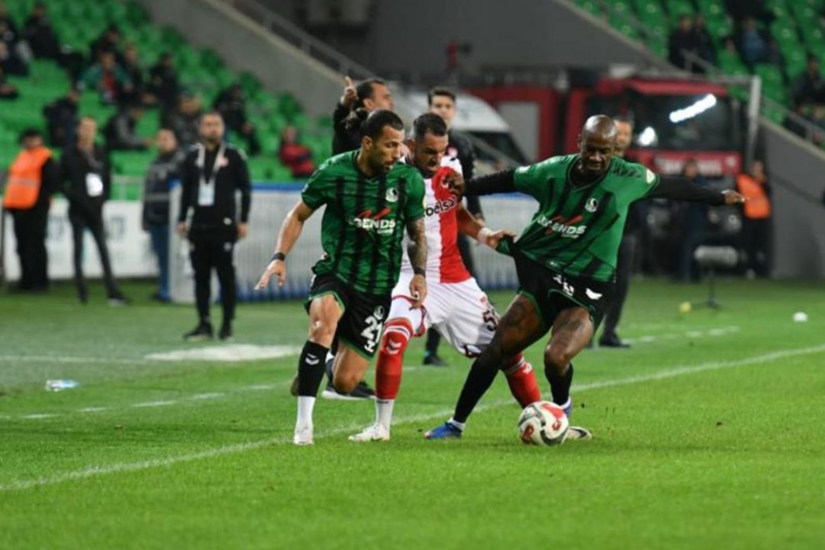 PFDK, aynı anda 7 yabancı oynatan Sakaryaspor'un hükmen mağlup sayılmasına karar verdi