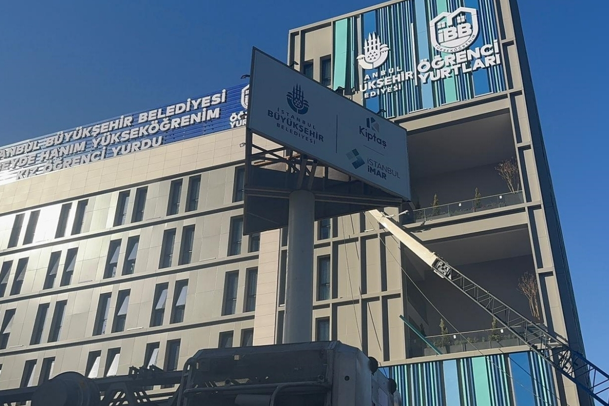 Şişli'de, kız öğrencilerin kaldığı yurt binasına devrilen vincin kolu, duvarın bir kısmını yıkarak içeri girdi