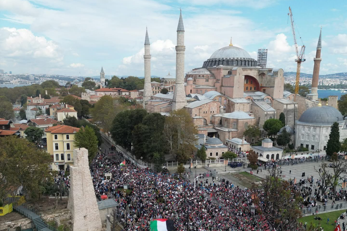 İsrail'in Gazze'de devam eden soykırıma dikkat çekmek amacıyla birçok ilde 'Gazze Kararlılık Yürüyüşü'nde on binler yürüdü