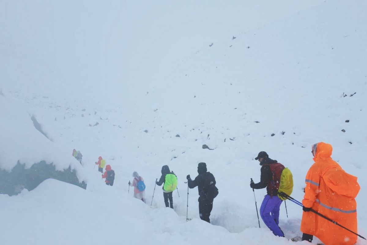 Everest Dağı'nda kar fırtınası nedeniyle mahsur kalan yüzlerce kişi için kurtarma çalışmaları sürüyor