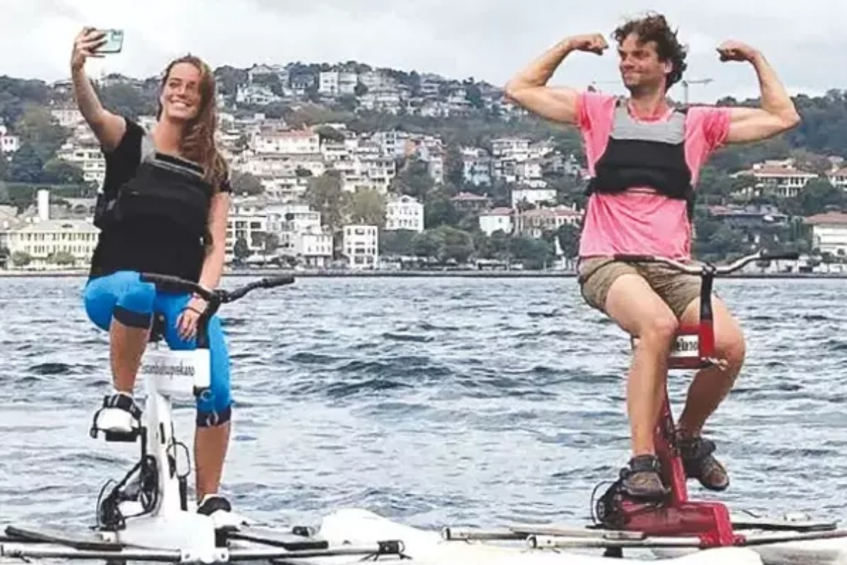 Cem Uzan’ın çocukları Renç Emre ve Jasmine Paris, Boğaz’da yazdan kalma havanın tadını çıkardı
