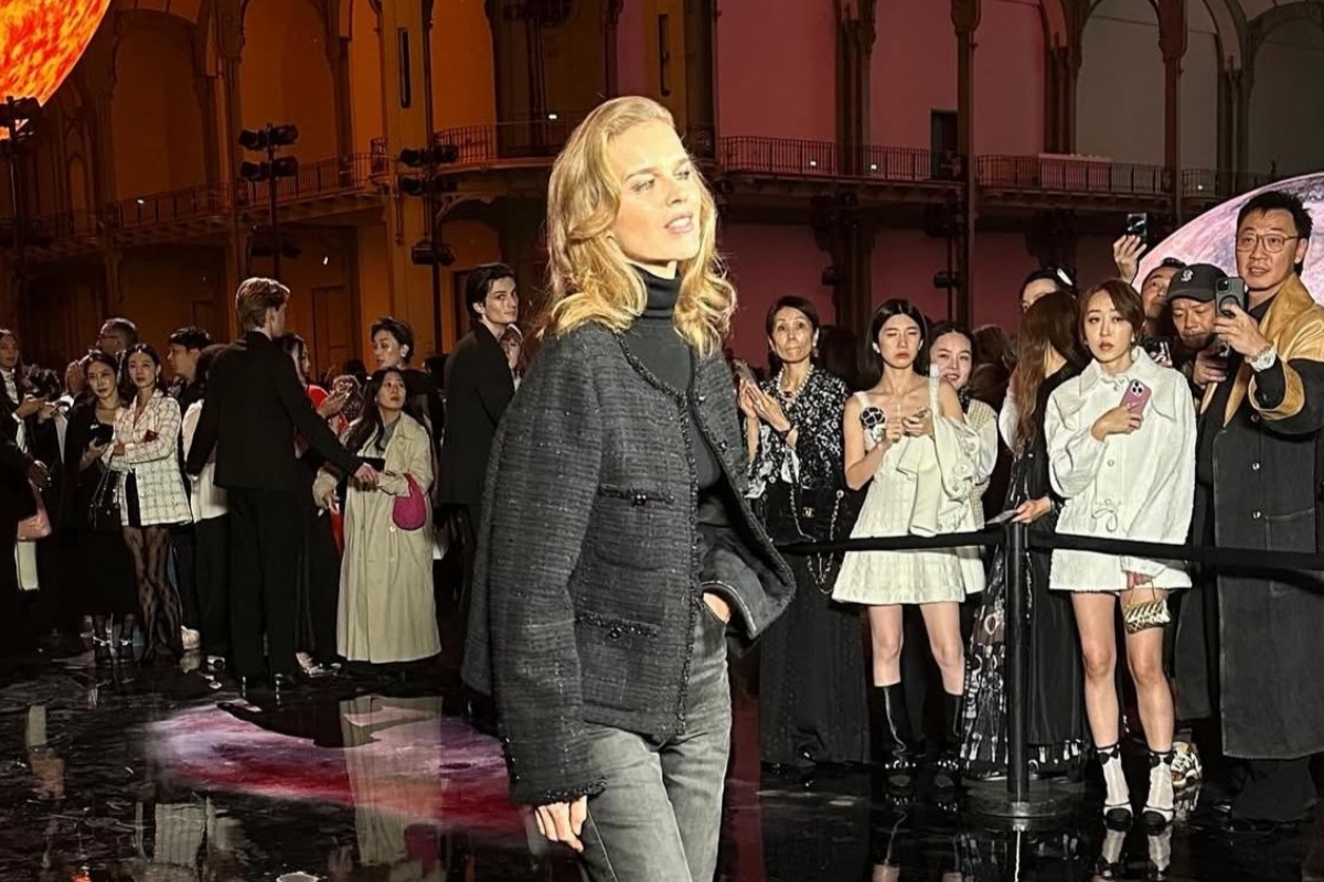 Eva Herzigova, 20 yıl sonra Paris Moda Haftası’nda parladı