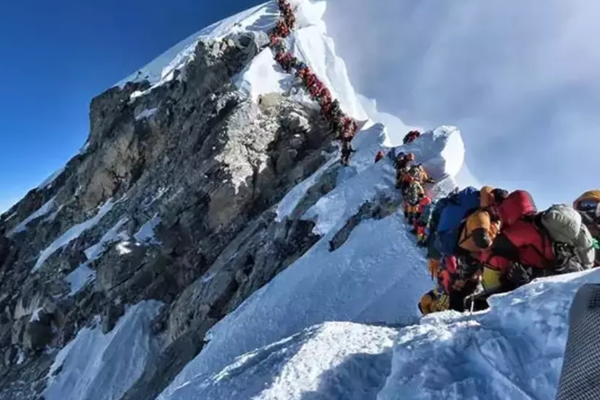 Everest Dağı’nda kar fırtınasında mahsur kalan 880 kişi günler süren operasyonla kurtarıldı