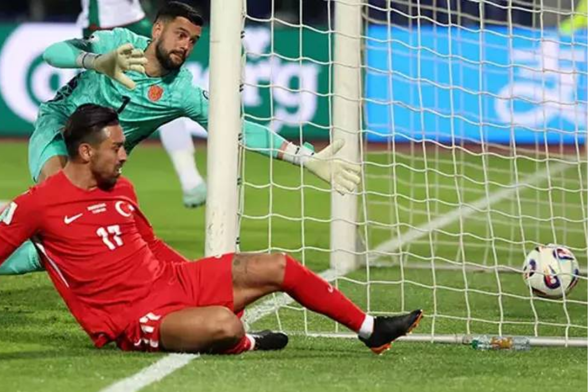 Bulgaristan maçında sakatlanan İrfan Can Kahveci, A Milli Futbol Takımı aday kadrosundan çıkarıldı