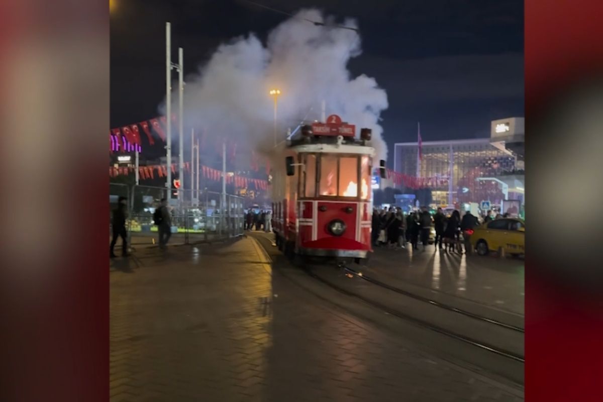 Taksim'de nostaljik tramvayda yangın çıktı