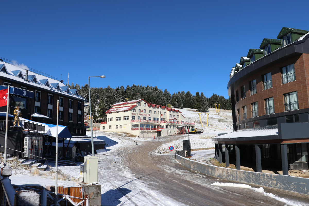Uludağ ve Erciyes'te erken kar, kayak sezonu öncesi işletmecileri sevindirdi