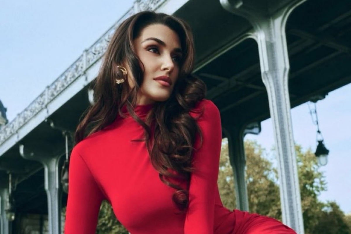 Hande Erçel, reklam yüzü olduğu marka için Paris’te kamera karşısına geçti