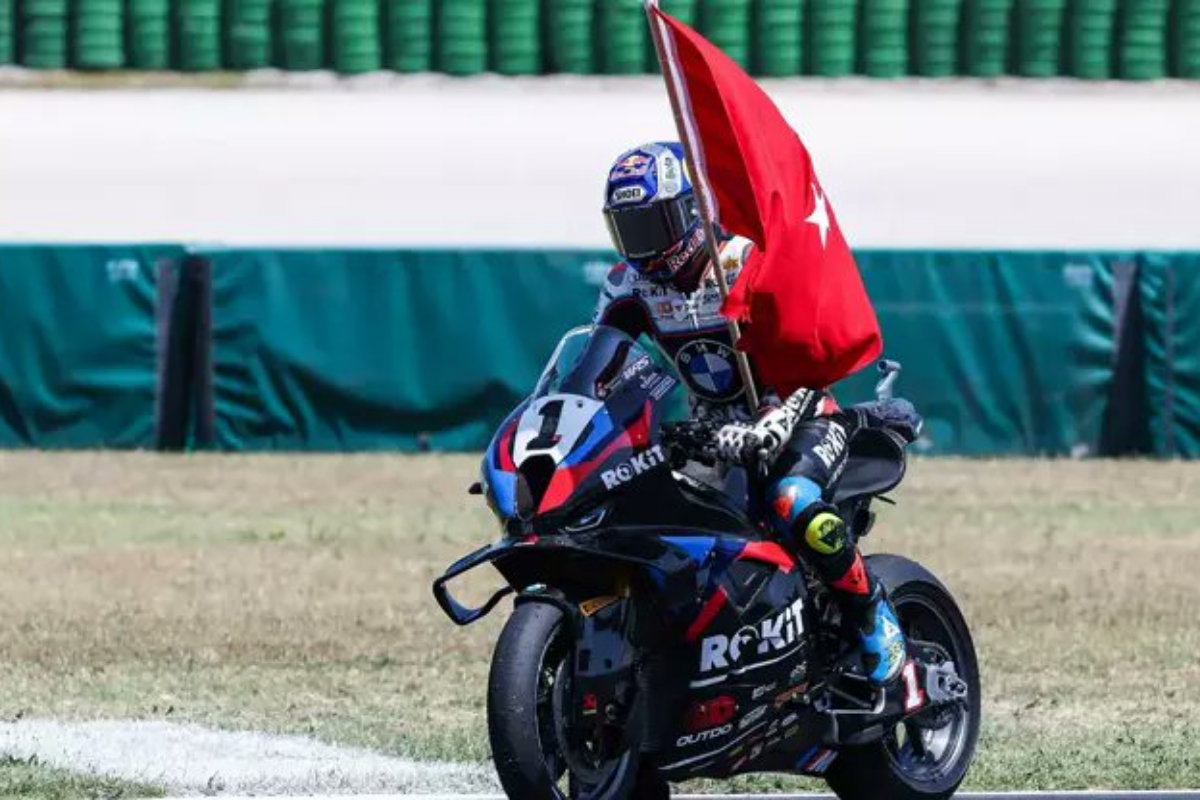 Toprak Razgatlıoğlu, Dünya Superbike Şampiyonası'nda üçüncü kez şampiyon oldu
