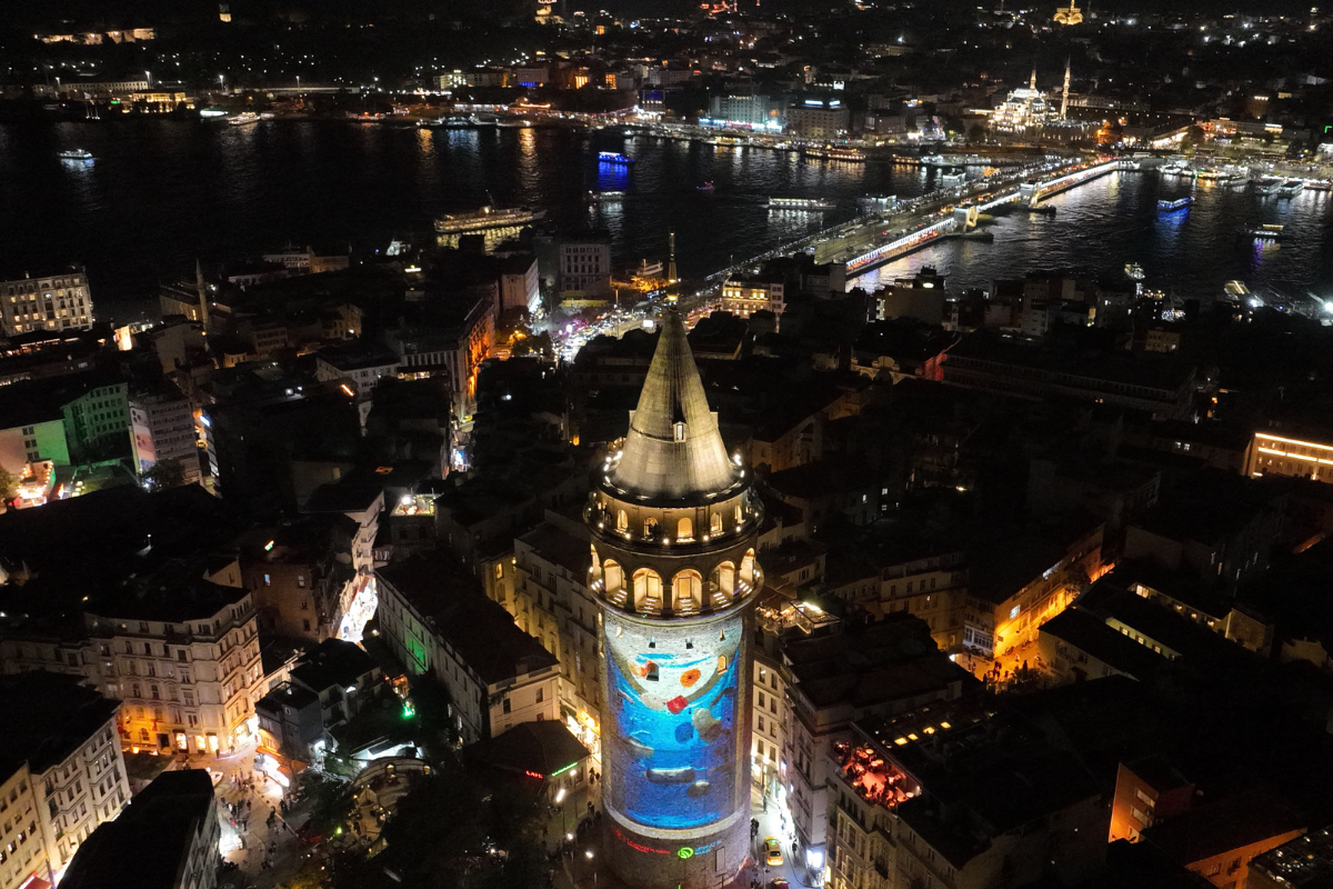 Galata Kulesi'ne Sıfır Atık Forumu kapsamında çevre temalı görseller yansıtıldı