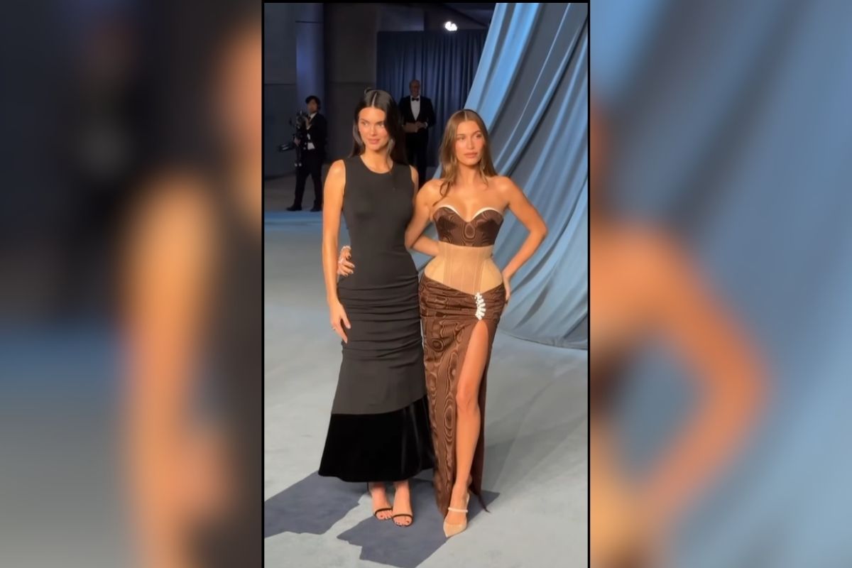 Hailey Bieber ve Kendall Jenner Academy Gala'da poz verdi