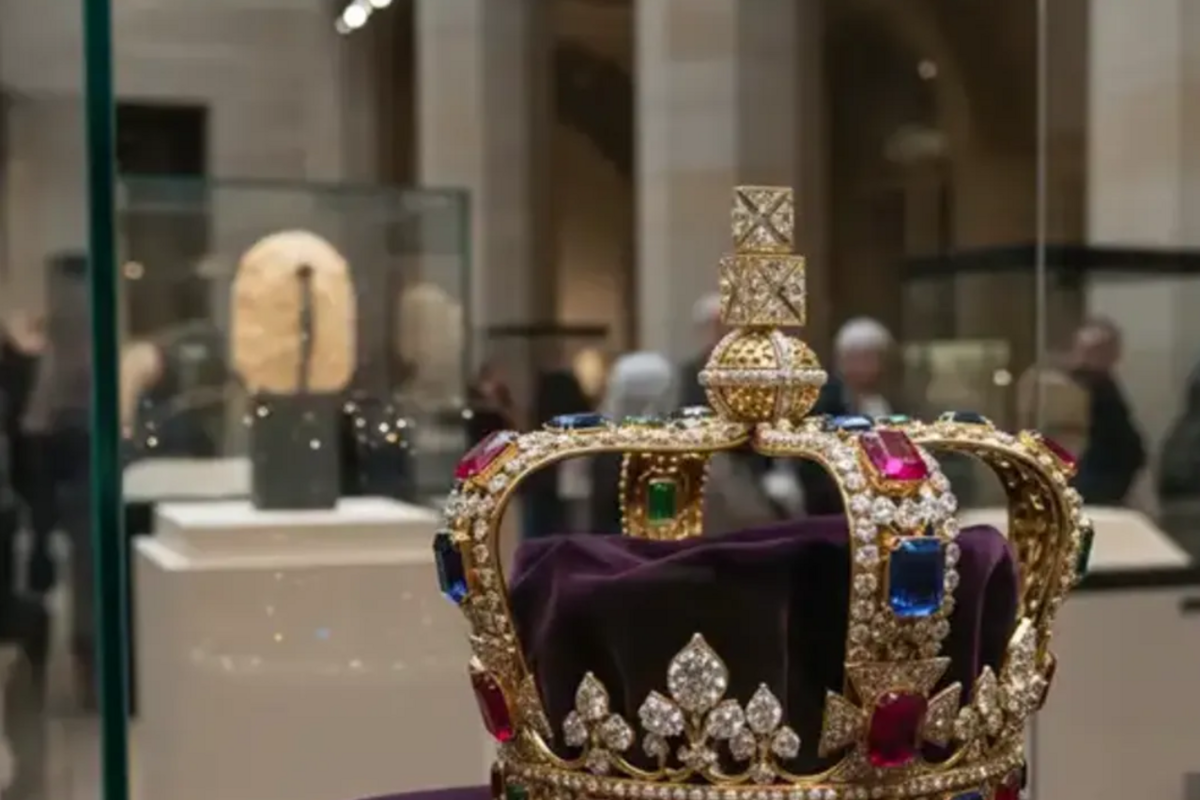 Louvre Müzesi’ndeki kraliyet mücevherleri soygununda şok gelişme: Eugenie’nin tacı hasarlı olarak müzenin dışında bulundu