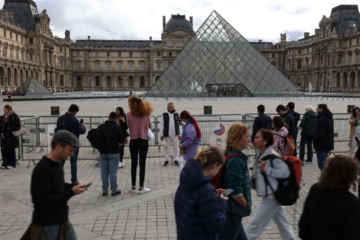 Mücevher soygunu şoku sonrası Paris'teki Louvre Müzesi yeniden açıldı