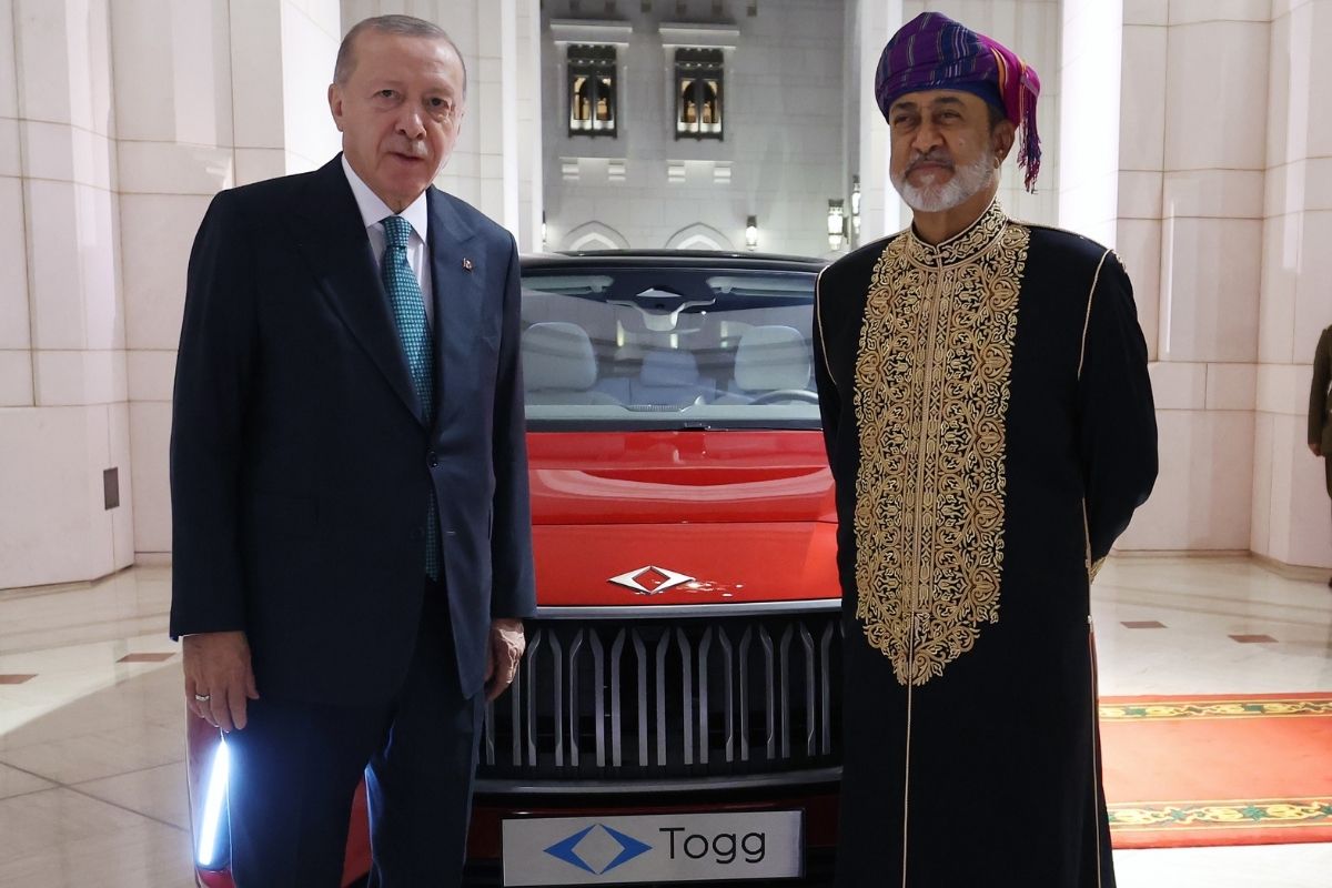 Cumhurbaşkanı Erdoğan, Umman Sultanı Heysem bin Tarık'a Togg hediye etti