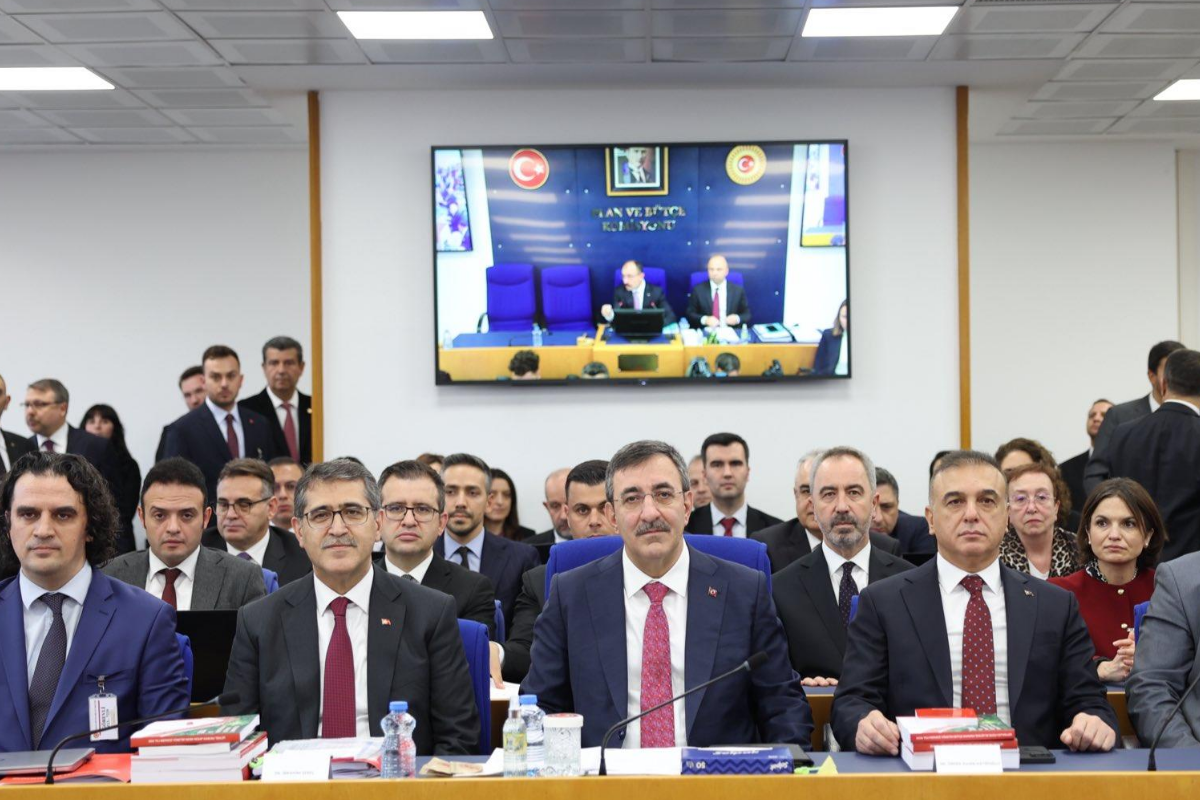 Cumhurbaşkanı Yardımcısı Cevdet Yılmaz, 2026 yılı bütçe teklifini Meclis'e sundu: 2026 bütçesinde 29 milyar lira faiz dışı fazla öngörülüyor