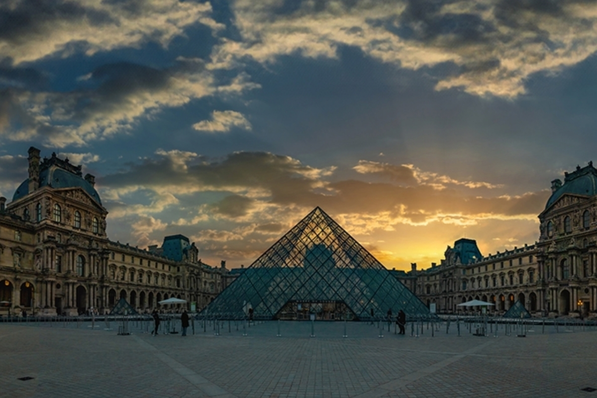 Fransa'da soygunun yaşandığı Louvre Müzesi'nin müdürü istifasını sundu