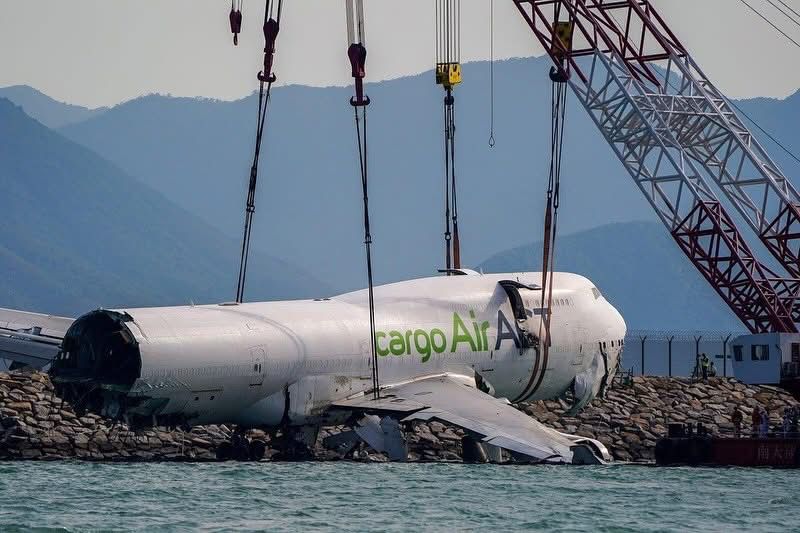 Hong Kong’da servis aracına çarptıktan sonra pistten çıkarak kaza kırıma uğrayan ACT Havayolları uçağı sudan çıkartıldı