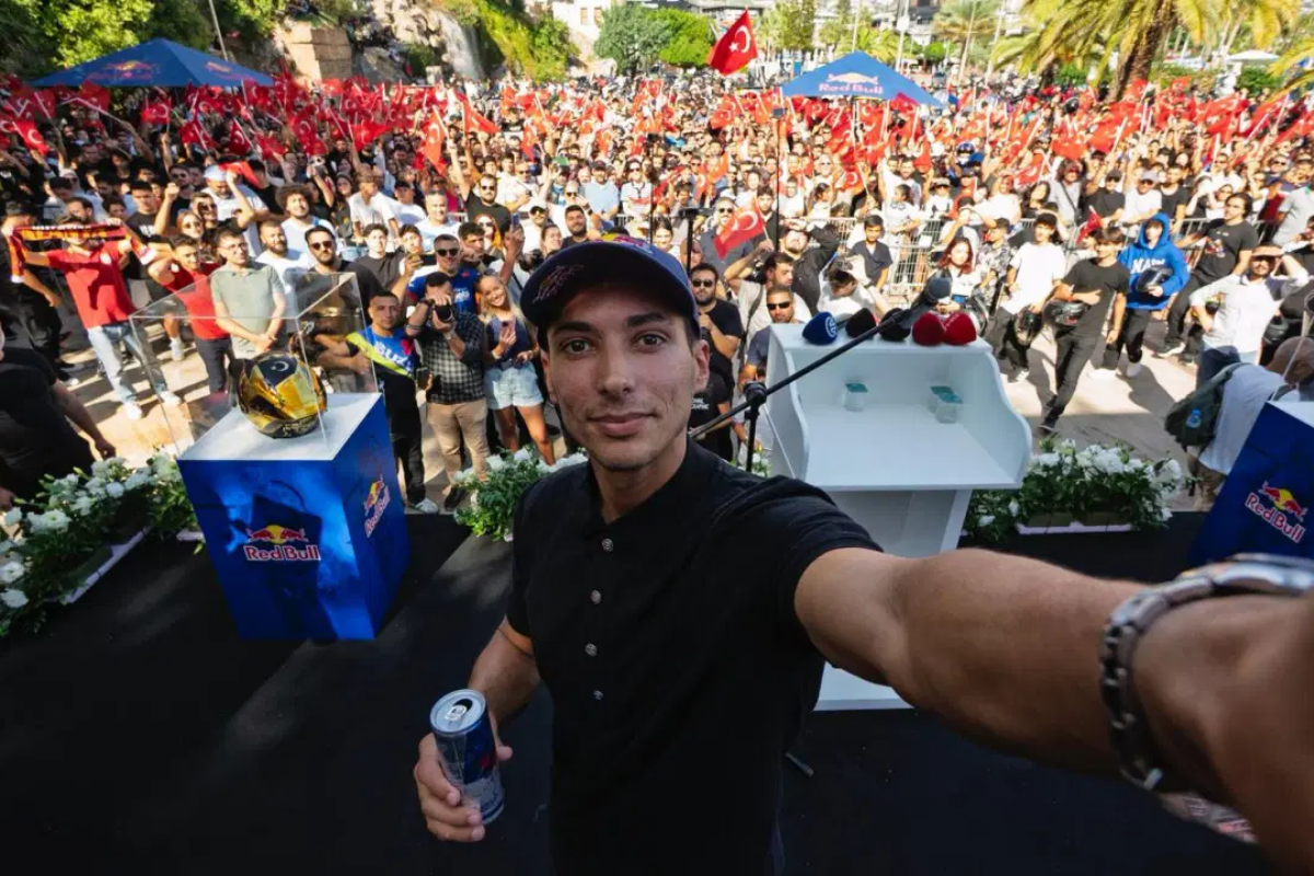 Milli motosikletçi Toprak Razgatlıoğlu, memleketi Alanya'da coşkuyla karşılandı