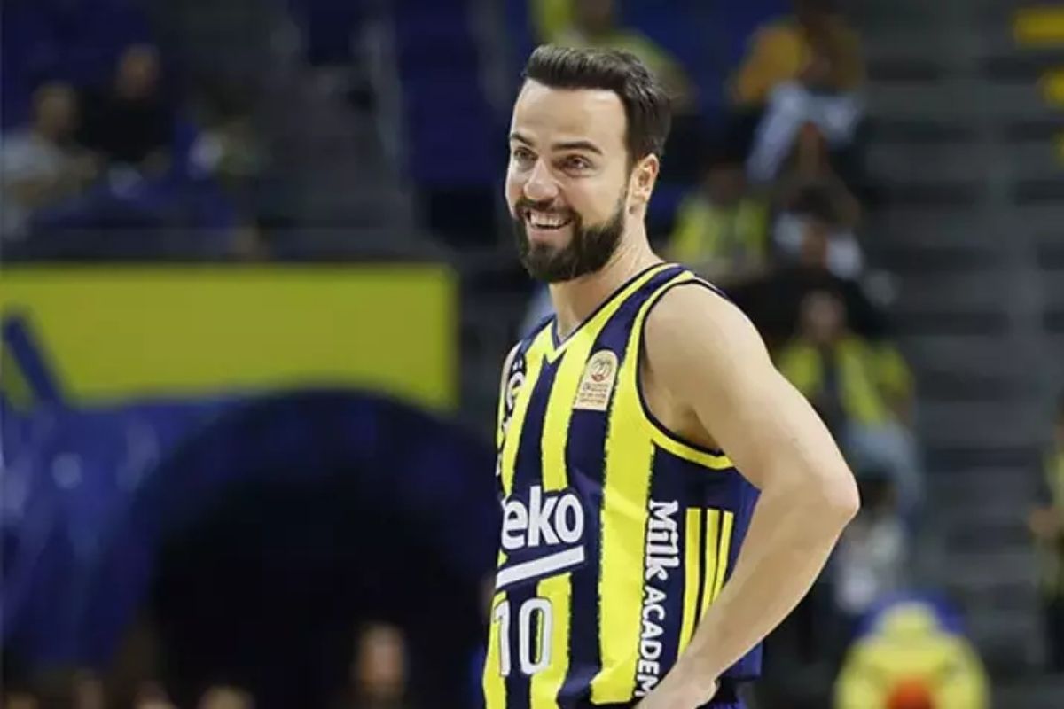 Alkollü araç kullanırken yakalanan Fenerbahçe Beko'nun kaptanı Melih Mahmutoğlu'nun ehliyetine el konuldu