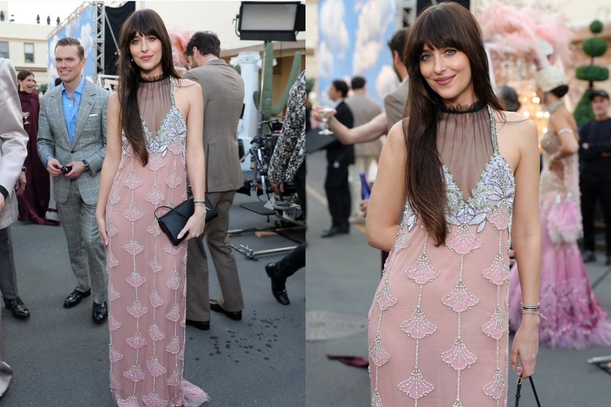 Dakota Johnson, sade ve şık görünümüyle gösteride poz verdi