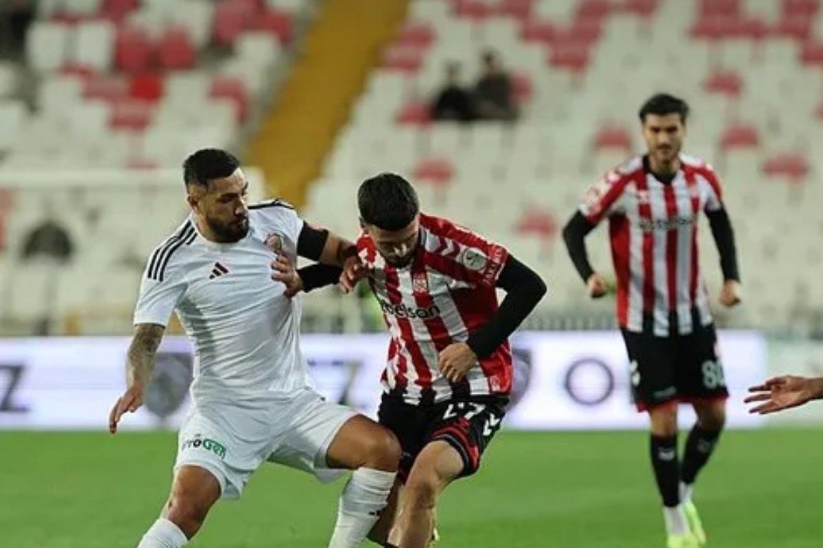 Trendyol 1'inci Lig ekibi Sivasspor, FIFA’nın yeni açıkladığı listeye göre 3 dönem transfer yasağıyla karşı karşıya kaldı