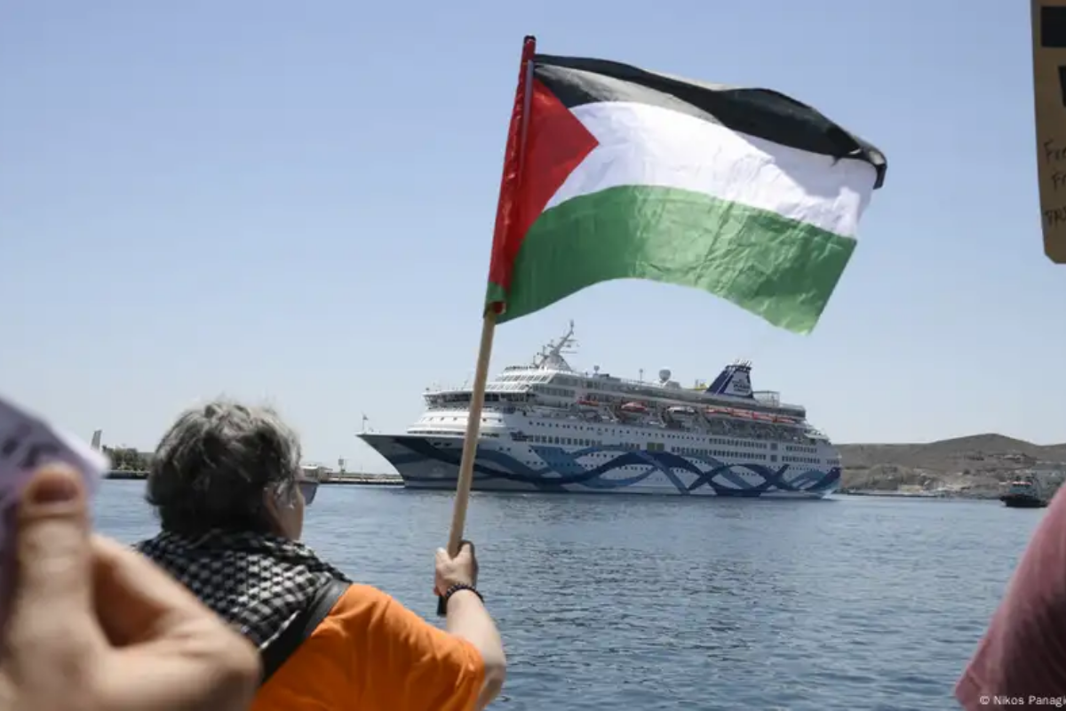 İsrailli turistleri taşıyan kruvaziyer, Yunanistan'ın Kalamata Limanı'nda protesto edildi