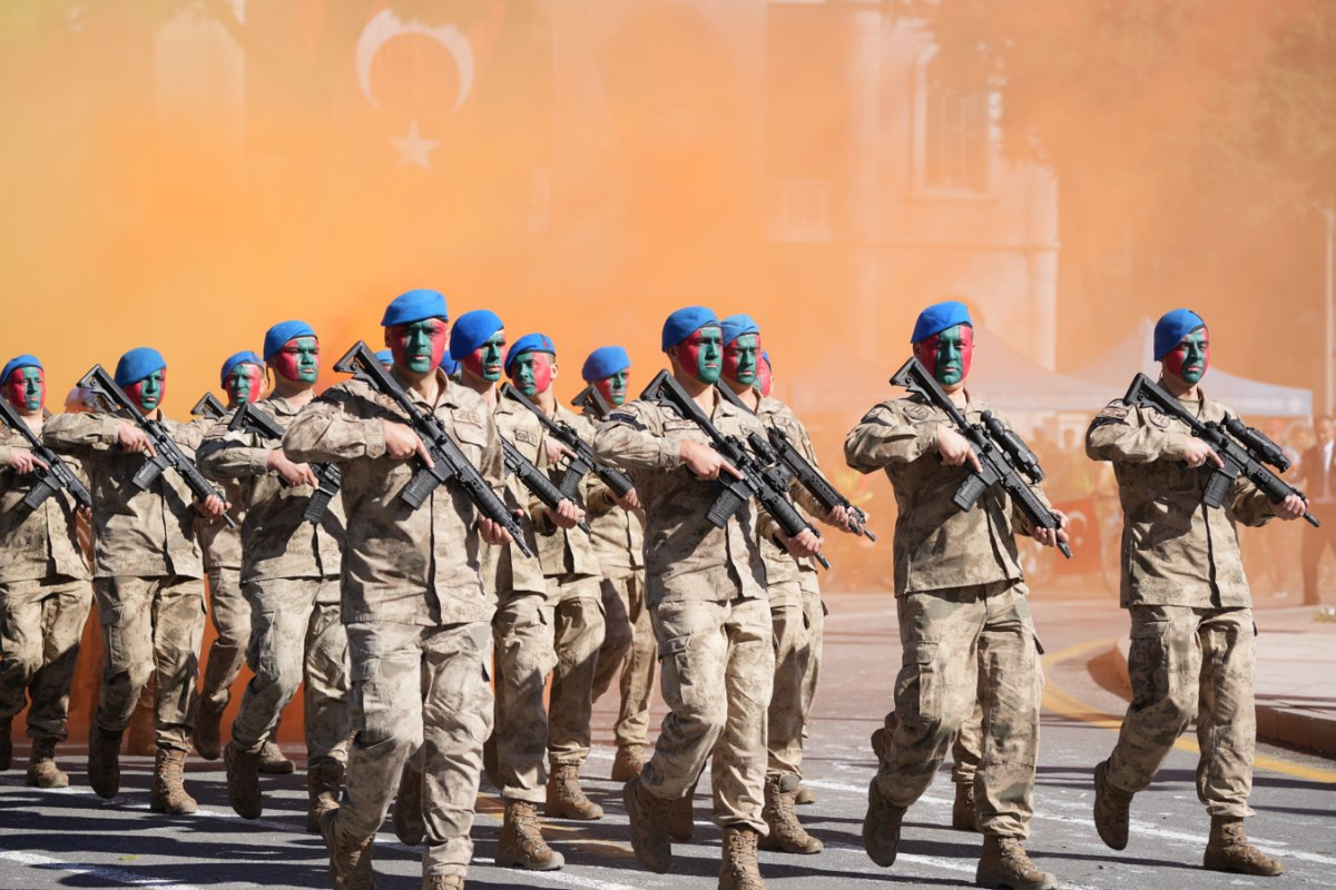 Muğla’da zıpkın komandolarının nefes kesen gösterisi vatandaşlar tarafından ayakta alkışlandı