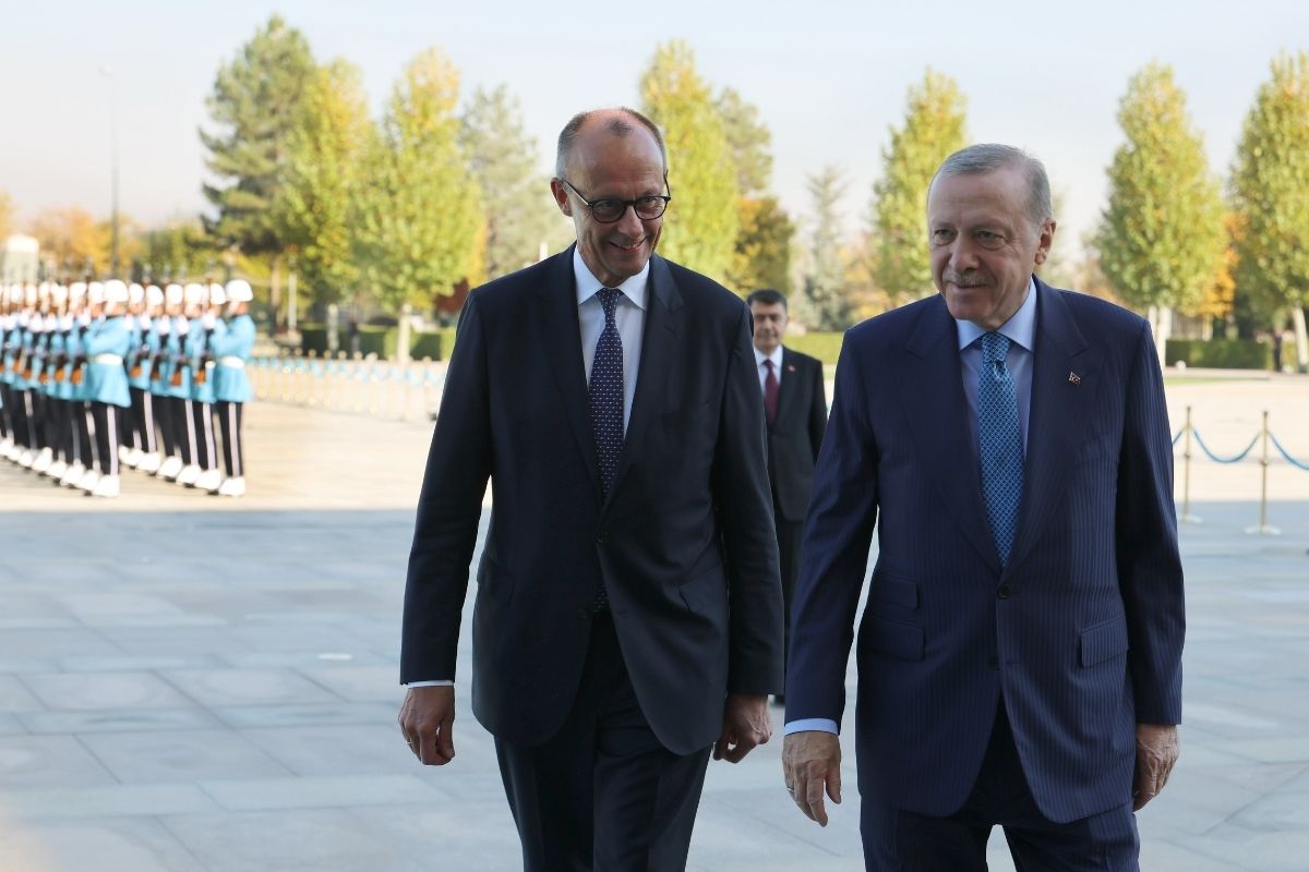 Cumhurbaşkanı Erdoğan Almanya Başbakanı Merz'i resmi törenle karşıladı ve ikili heyetler arası görüşmeye başkanlık etti