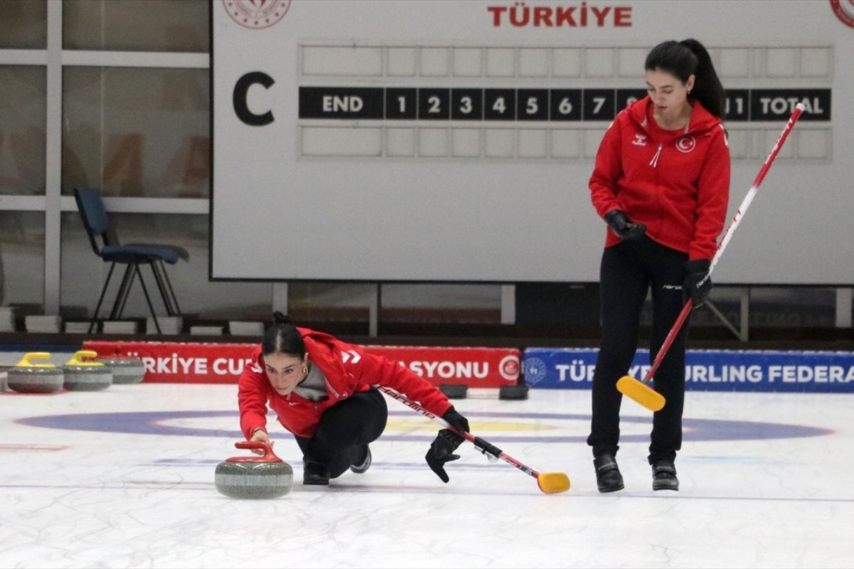 Curling Kadın Milli Takımı tam gaz 2026 Kış Olimpiyatları'na hazırlanıyor