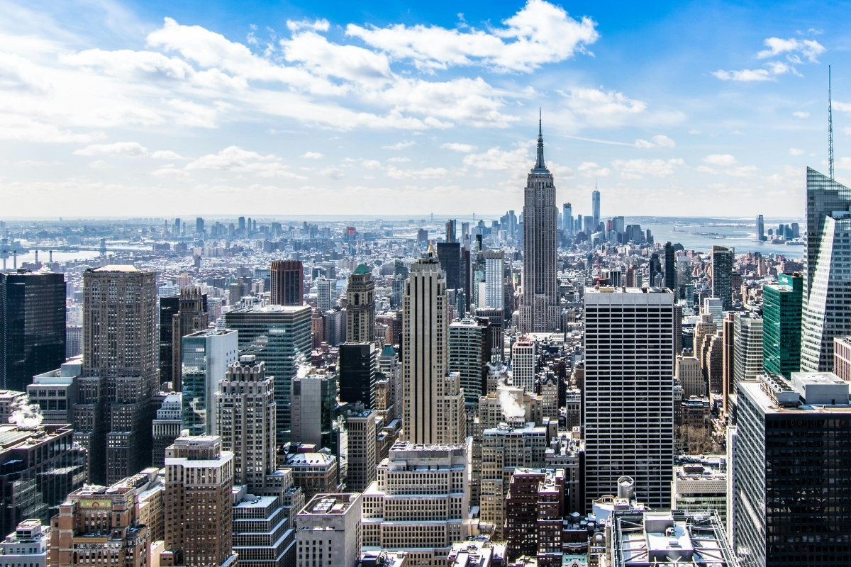 New York’un Queens bölgesinde inşaat işçisi kılığına giren hırsızlar 3 milyon dolar değerinde nakit ve mücevher çaldı