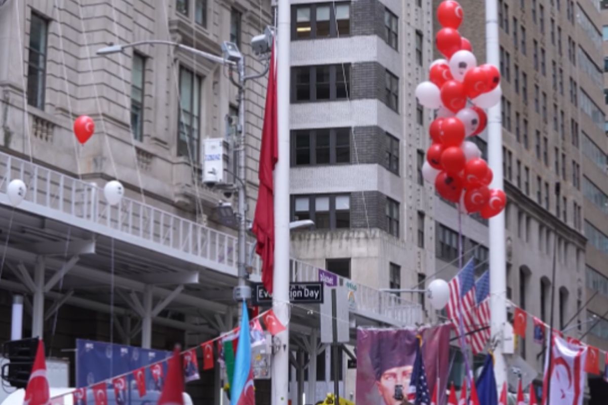 New York'taki en önemli finans merkezi Wall Street'te Türk bayrağı göndere çekildi